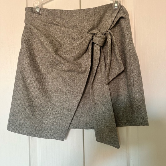 Grey skirt from Babaton - Picture 1 of 4